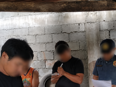 4人聚众赌牌当场落网！菲律宾警方查获665比索赌资