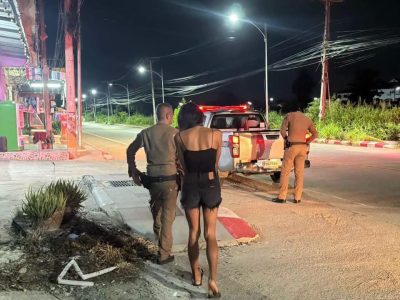 泰国春武里警方临检抓跨性别女子,查获冰毒与吸食工具