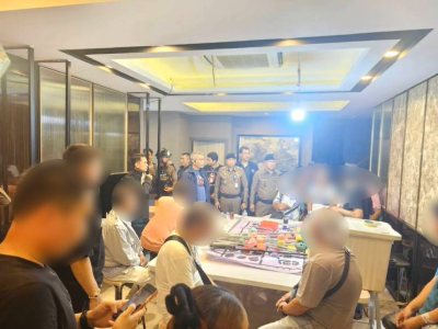泰国警方突袭曼谷豪宅赌场！30名男女落网，现场查获枪支弹药 ...