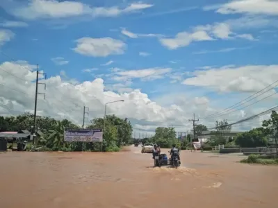泰国那空泰县洪水来袭，部分道路被淹车辆无法通行