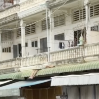 金边BKK1一中国男子赤膊爬上房顶