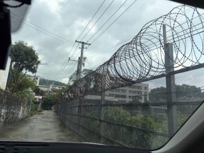 在瑞丽街头看到这几张图，真的有点震撼