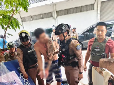 曼谷耀华力发生袭警案，美国男子持裁纸刀划伤警员颈部