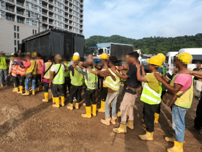 兰卡威严查非法务工！建筑工地104名外国人被移民局带走