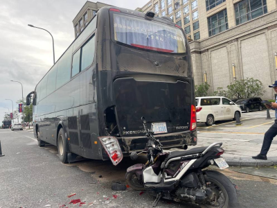 西港突发车祸！中国男子撞上停靠大巴，当场身亡