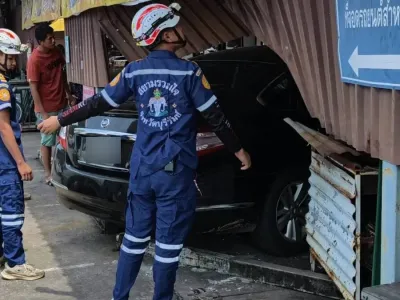 泰国60岁男子停车时突然眼前一黑，轿车失控冲进市场撞坏多处摊位 ...