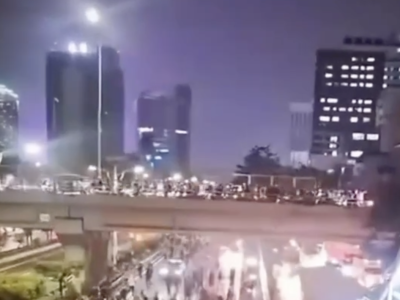 印尼雅加达示威变骚乱，街头出现打砸，警方增援