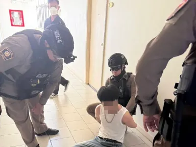 中国男子持刀威胁自残，曼谷警方出动电击枪控制