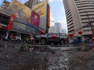 马尼拉中国城多处道路破损，中式灯笼被摆上街头当路障