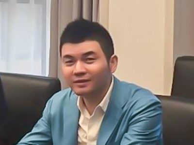 柬埔寨太子集团成员胡小伟离开日本，被遣送美国接受调查