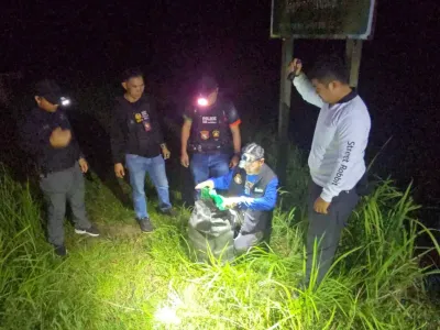 泰国乌汶路边黑袋藏16万粒毒品，警方蹲守1小时无人取货