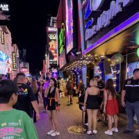 来这条街为了喝一杯柠檬水🤪