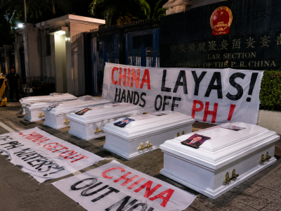 中国驻菲律宾大使馆外现白棺材和反华横幅，中方强烈谴责