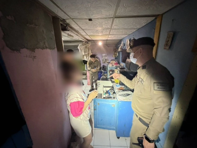 曼谷警方清晨扫毒抓获2人！主要嫌疑人从房间后方逃走