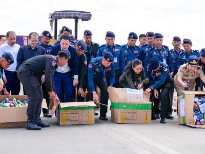 柬埔寨金边销毁36万余件电子烟产品，16人涉案2人送法院