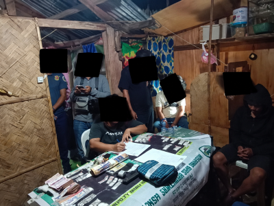 菲律宾警方突袭毒窝！冰毒、手枪和弹药同时被查