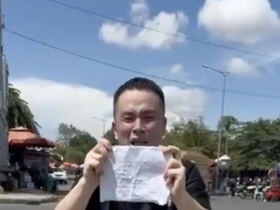 金边街头一中国男子跪地求助，警方介入协调返回中国