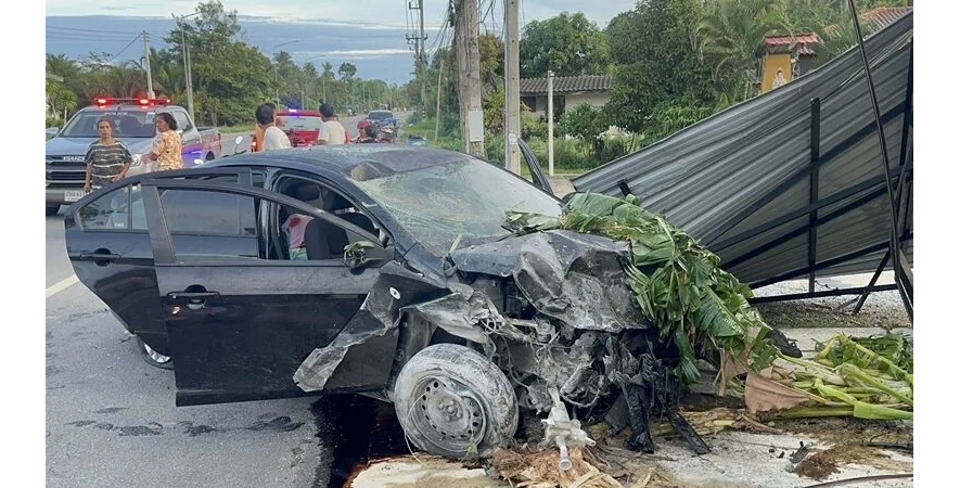 泰国65岁妇人骑车晨练遭撞身亡！轿车失控后冲进民宅
