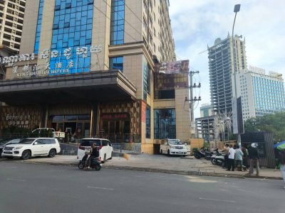 西港中国男子坠楼后，多名中国人被带走调查