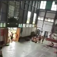 缅甸妙瓦底体育场，准备遣返的集中营现状，以天为被，席地而睡。