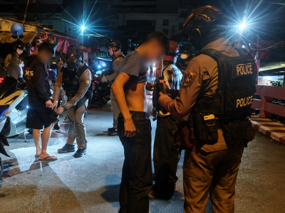 曼谷凌晨突击检查！6名青年被捕，枪支、爆炸物被查