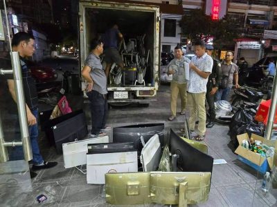 柬埔寨金边警方查手机电脑店，1名中国男子被带走调查