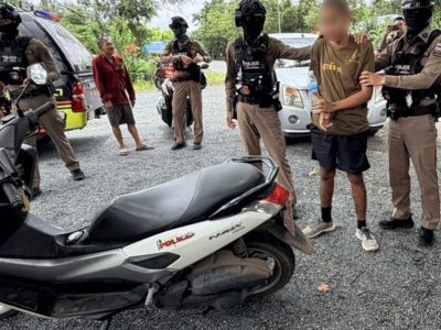 泰国达叻府应征兵偷走警用摩托车，警民追捕后成功截获