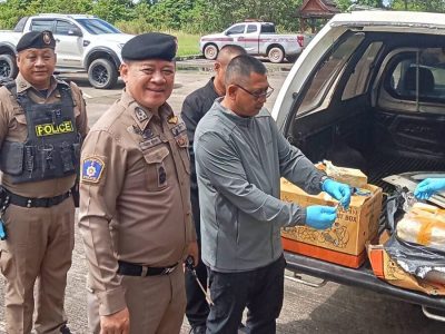 泰国皮卡翻车，15箱水果里竟藏300万粒冰毒