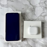 女用户出售iPhone 15 Plus 128GB