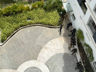 金边寰宇中心今天大检查，100多个警察，抓了20多个狗推