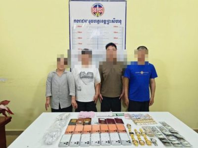 西港街头玩“调包计”！4名中国人涉嫌卖假苹果手机被抓