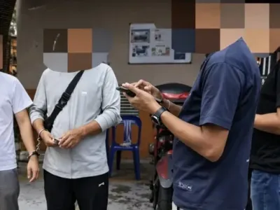 马来西亚查车遇硬茬？中国司机没驾照，两人竟拒检近2小时