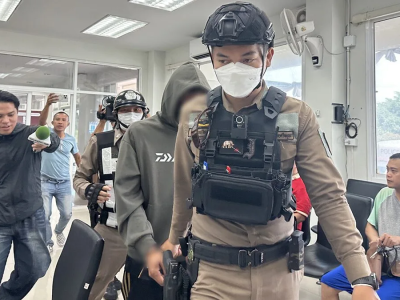 泰国大城府枪击案致2死，40岁“X哥”指认现场后押送法院