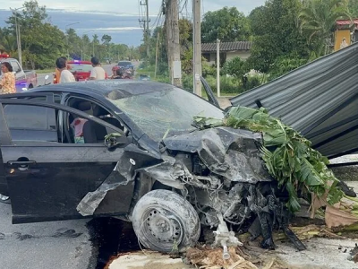 泰国65岁妇人骑车晨练遭撞身亡！轿车失控后冲进民宅