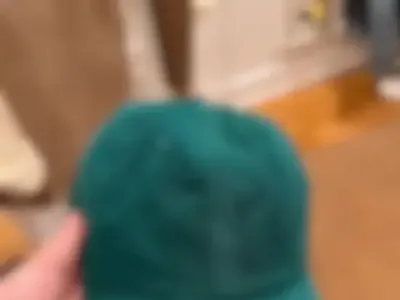 泰国男子戴绿帽游中国一路被看，知道真正含义后尴尬了