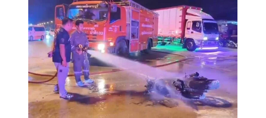 泰国沙拉武里府发生致命车祸！摩托车撞上10轮卡车后起火