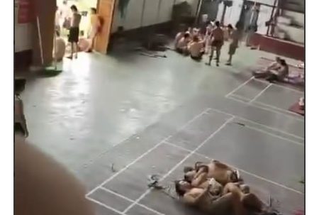 缅甸妙瓦底体育场，准备遣返的集中营现状，以天为被，席地而睡。