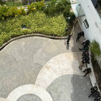金边寰宇中心今天大检查，100多个警察，抓了20多个狗推
