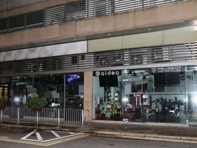 香港大角咀深夜发生淋红油事件！海鲜餐厅及电单车行遭殃