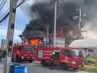 罗勇府一家猪肉饭餐馆突发大火，店内财物严重受损