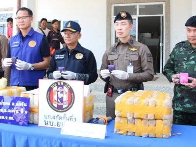 泰国清莱府警方查获70万粒毒品！皮卡司机冲卡逃逸