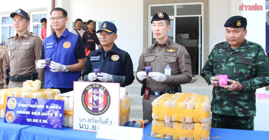 泰国清莱府警方查获70万粒毒品！皮卡司机冲卡逃逸