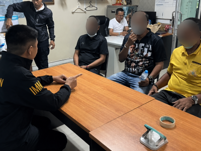 专盯中国务工人员？泰国3人冒充移民官强卖“慈善卡”被抓