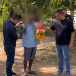 曼谷街头卖花掩护贩毒，55岁男子在罗逸府落网