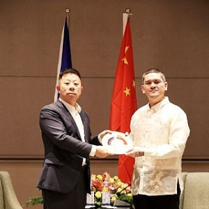中国大使井泉会见宿务、纳卯市长