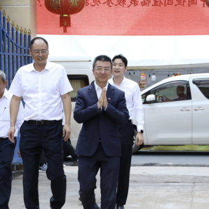 中国驻柬大使馆与柬华总会座谈中山学校，推动教育建设