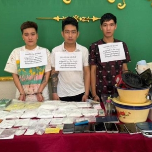 震惊！越南毒贩在柬埔寨藏毒被抓，现场10公斤毒品曝光