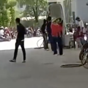 中国老板跑路！柬埔寨200名工人围堵诈骗窝点讨薪