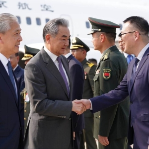 中国外交部长王毅与中国国防部长董军抵达柬埔寨