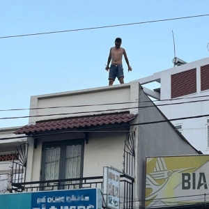 胡志明市：男子吸毒变“超人”！在通信电缆跳跃